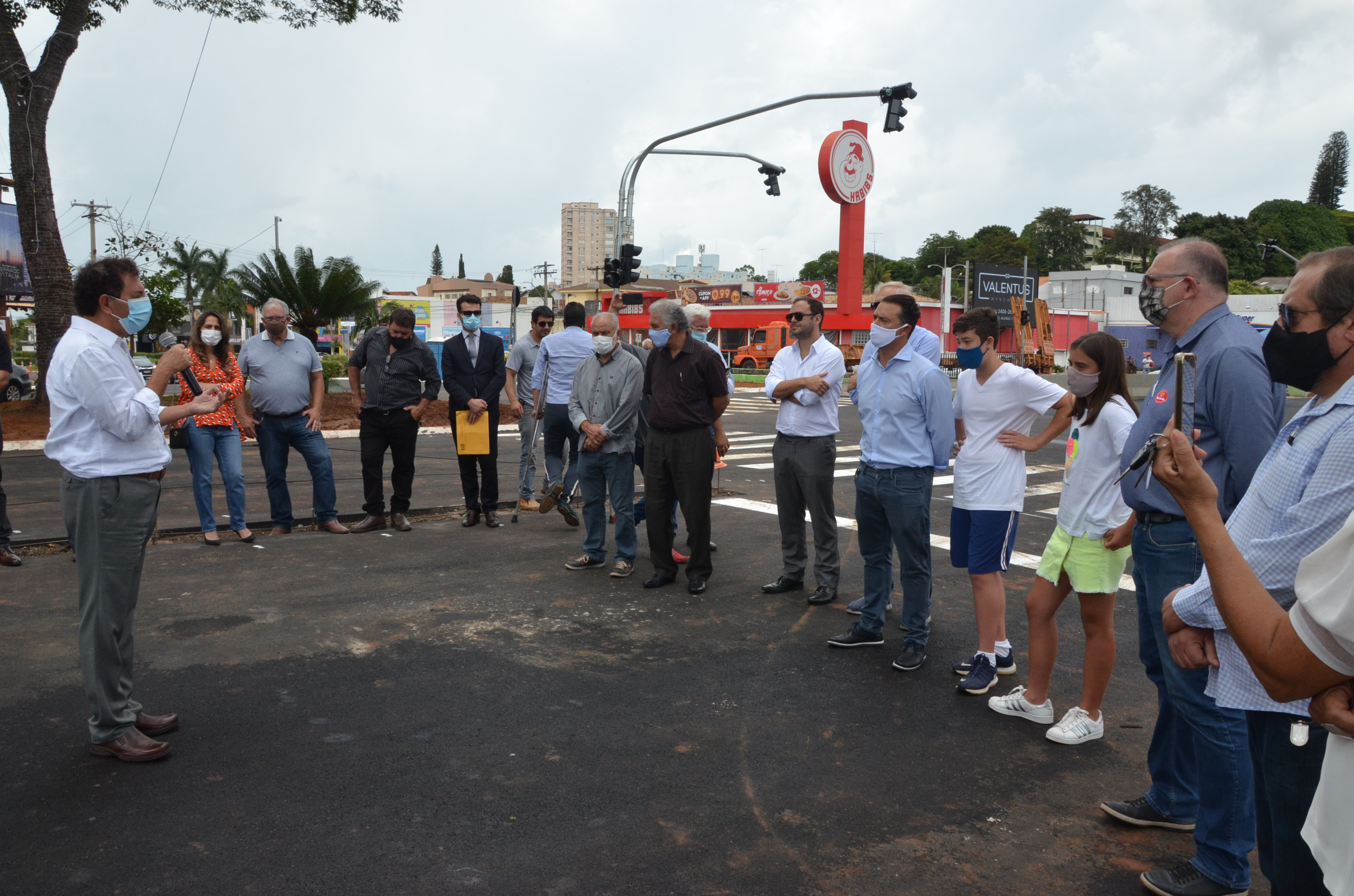 Gilson de Souza durante entrega da rotatória da avenida Champagnat